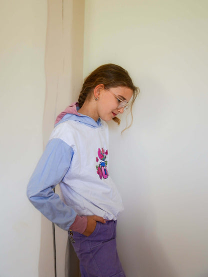 Jeune fille portant le Pull ANGEL blanc avec manches chauve-souris, patron de couture pdf à télécharger.