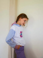 Jeune fille portant le Pull ANGEL blanc avec manches chauve-souris, patron de couture pdf à télécharger.