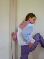 Jeune fille portant le Pull ANGEL avec manches chauve-souris, col capuche, disponible en patron de couture pdf à télécharger.