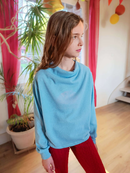 Pull ANGEL bleu pour fille avec manches chauve-souris, col bénitier, parfait pour patron de couture pdf à télécharger.