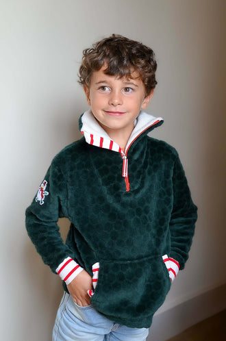 Enfant portant un Pull BOLIDE du 2 au 16 ans, patron de couture pdf à télécharger, avec col camionneur et options personnalisables.