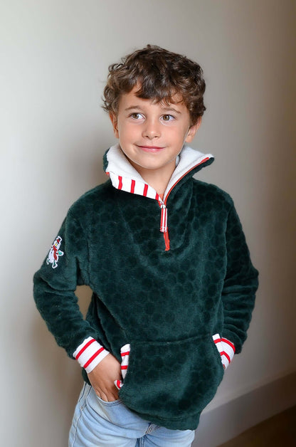 Enfant portant un Pull BOLIDE du 2 au 16 ans, patron de couture pdf à télécharger, avec col camionneur et options personnalisables.