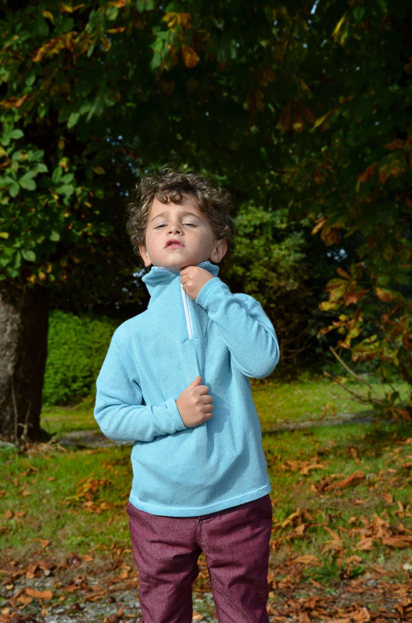 Enfant portant Pull BOLIDE du 2 au 16 ans, un patron de couture pdf à télécharger, style camionneur, moderne et élégant en plein air.