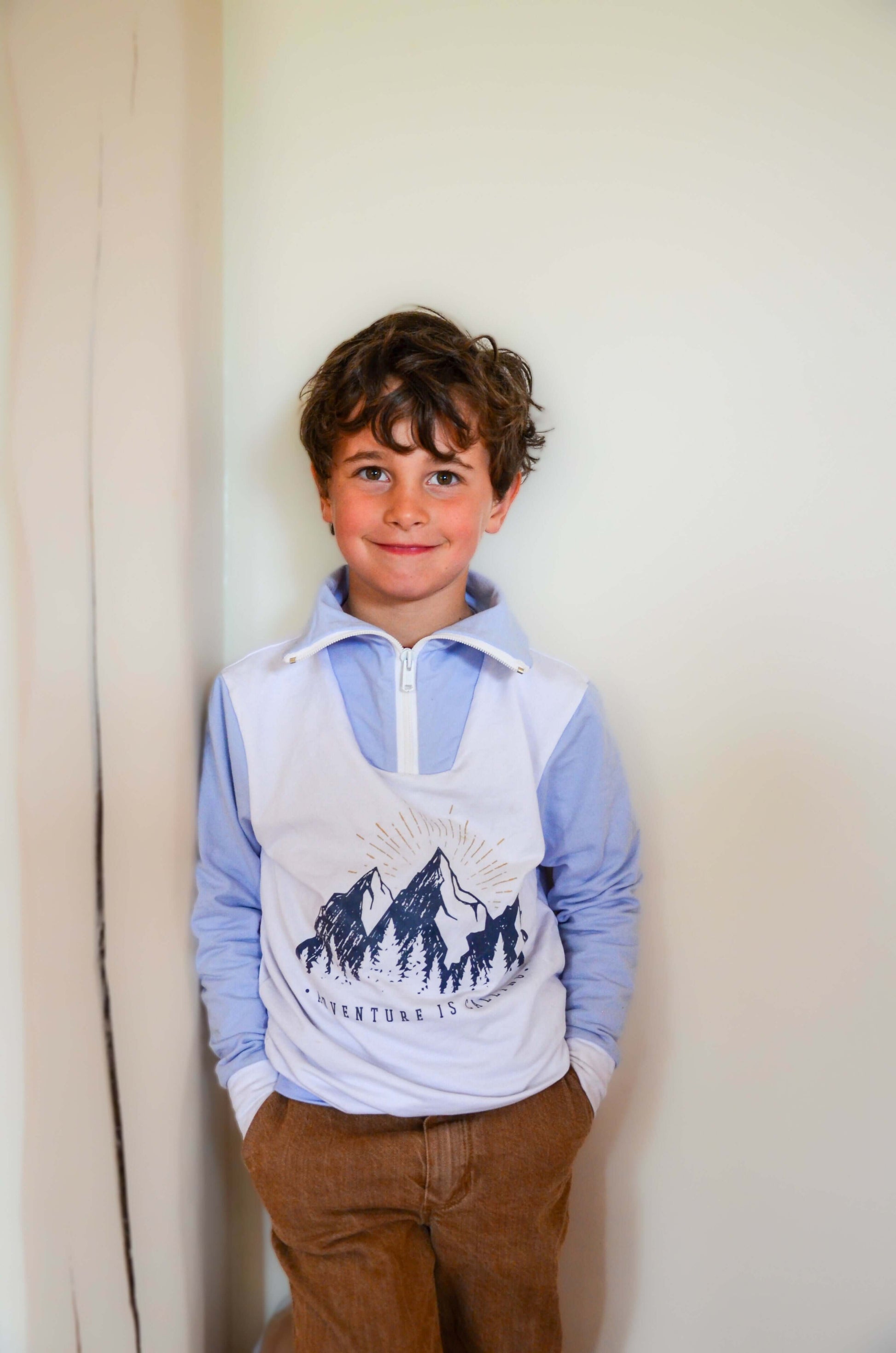 Enfant portant un Pull BOLIDE du 2 au 16 ans, patron de couture pdf à télécharger, moderne et polyvalent pour tous les styles.