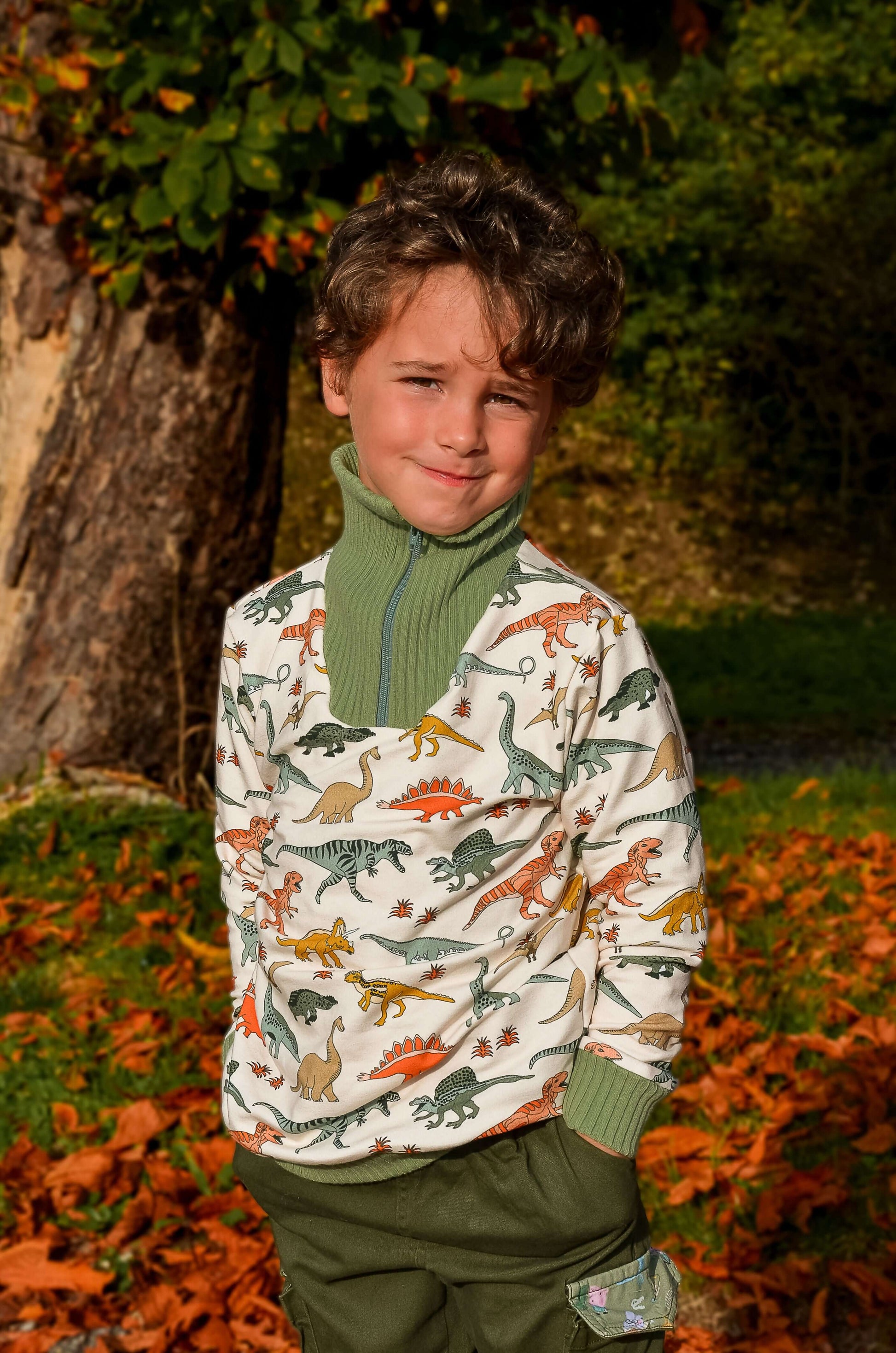 Enfant portant le Pull BOLIDE du 2 au 16 ans avec motif dinosaures, patron de couture pdf à télécharger.