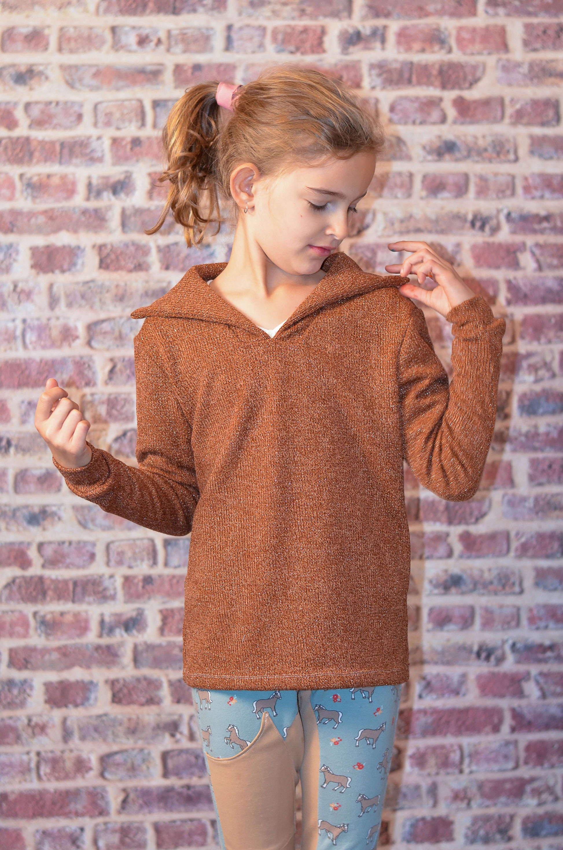 Enfant portant le Pull BOLIDE du 2 au 16 ans, patron de couture pdf à télécharger, design moderne et polyvalent élégant.