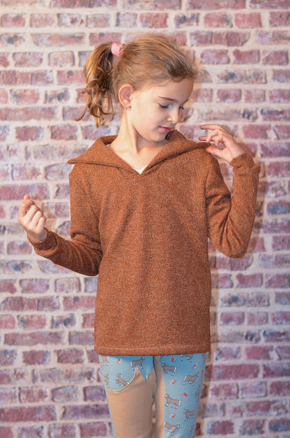 Enfant portant le Pull BOLIDE du 2 au 16 ans, patron de couture pdf à télécharger, design moderne et polyvalent élégant.