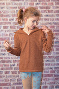 Enfant portant le Pull BOLIDE du 2 au 16 ans, patron de couture pdf à télécharger, design moderne et polyvalent élégant.