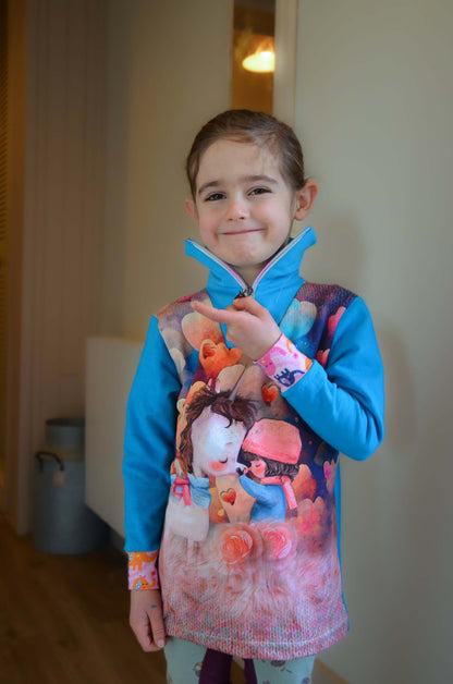Enfant portant Pull BOLIDE du 2 au 16 ans, patron de couture pdf à télécharger, avec un motif coloré et col camionneur personnalisé.