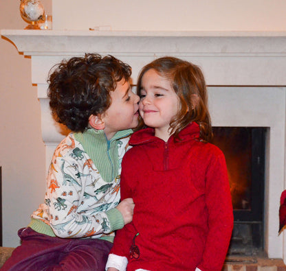 Enfants portant le Pull BOLIDE du 2 au 16 ans devant une cheminée, patron de couture pdf à télécharger, moderne et polyvalent.
