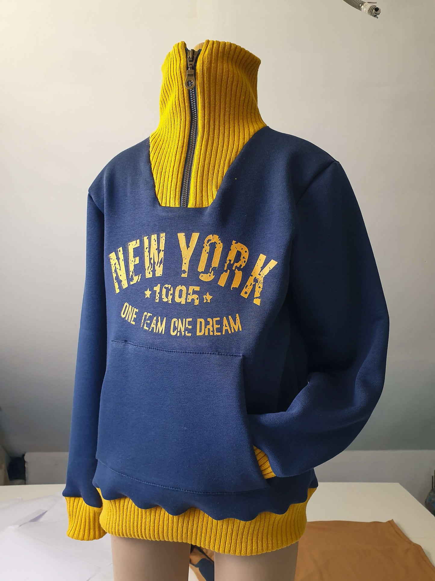 Pull BOLIDE du 2 au 16 ans moderne sur mannequin, patron de couture pdf à télécharger pour création de pulls élégants et personnalisés.