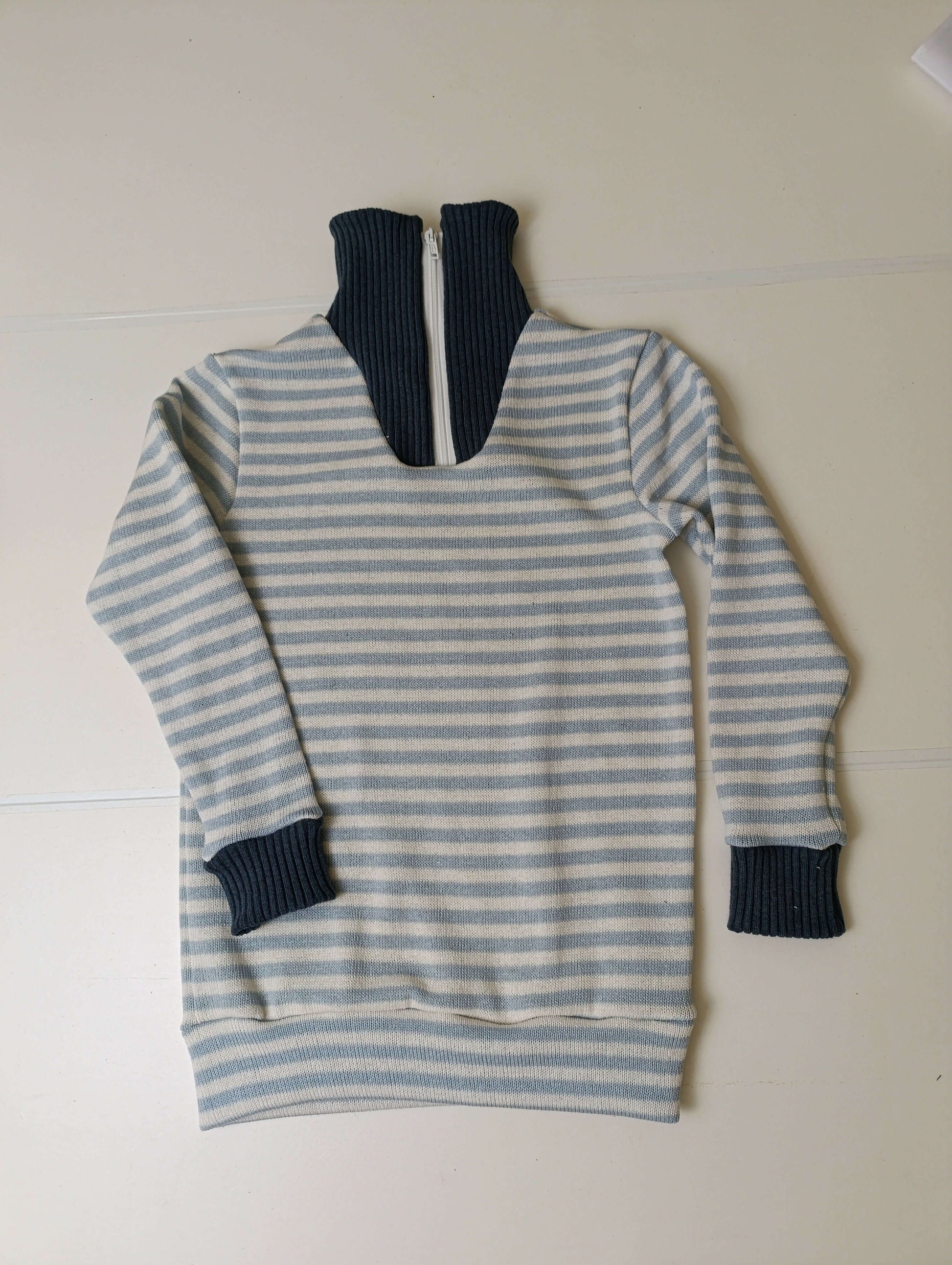 Pull BOLIDE du 2 au 16 ans, patron de couture pdf à télécharger, image d'un pull camionneur rayé pour enfant