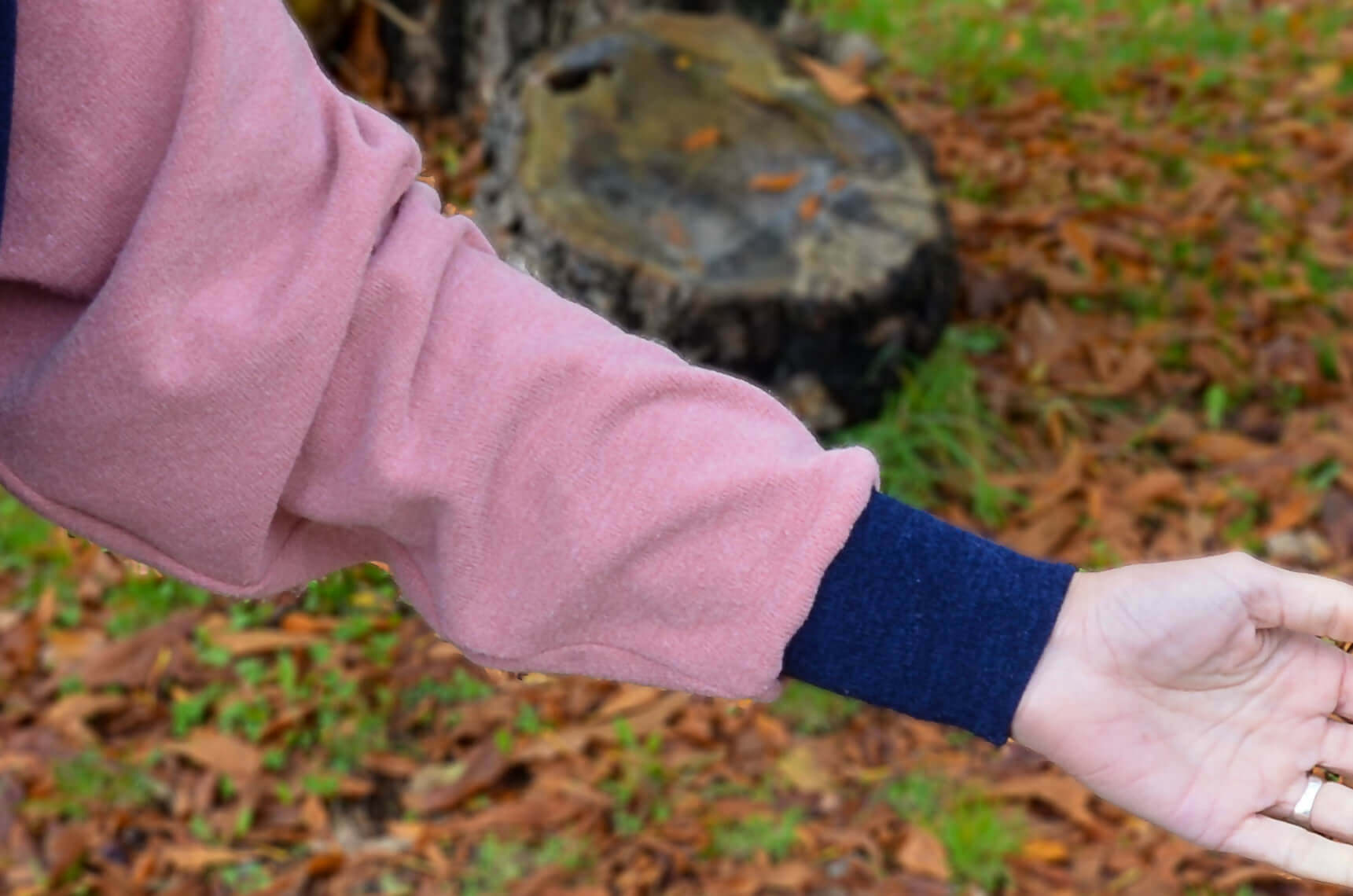 Détail du Pull CRYSTAL avec manche chauve-souris, disponible en patron de couture PDF à télécharger, parfait pour l'automne.