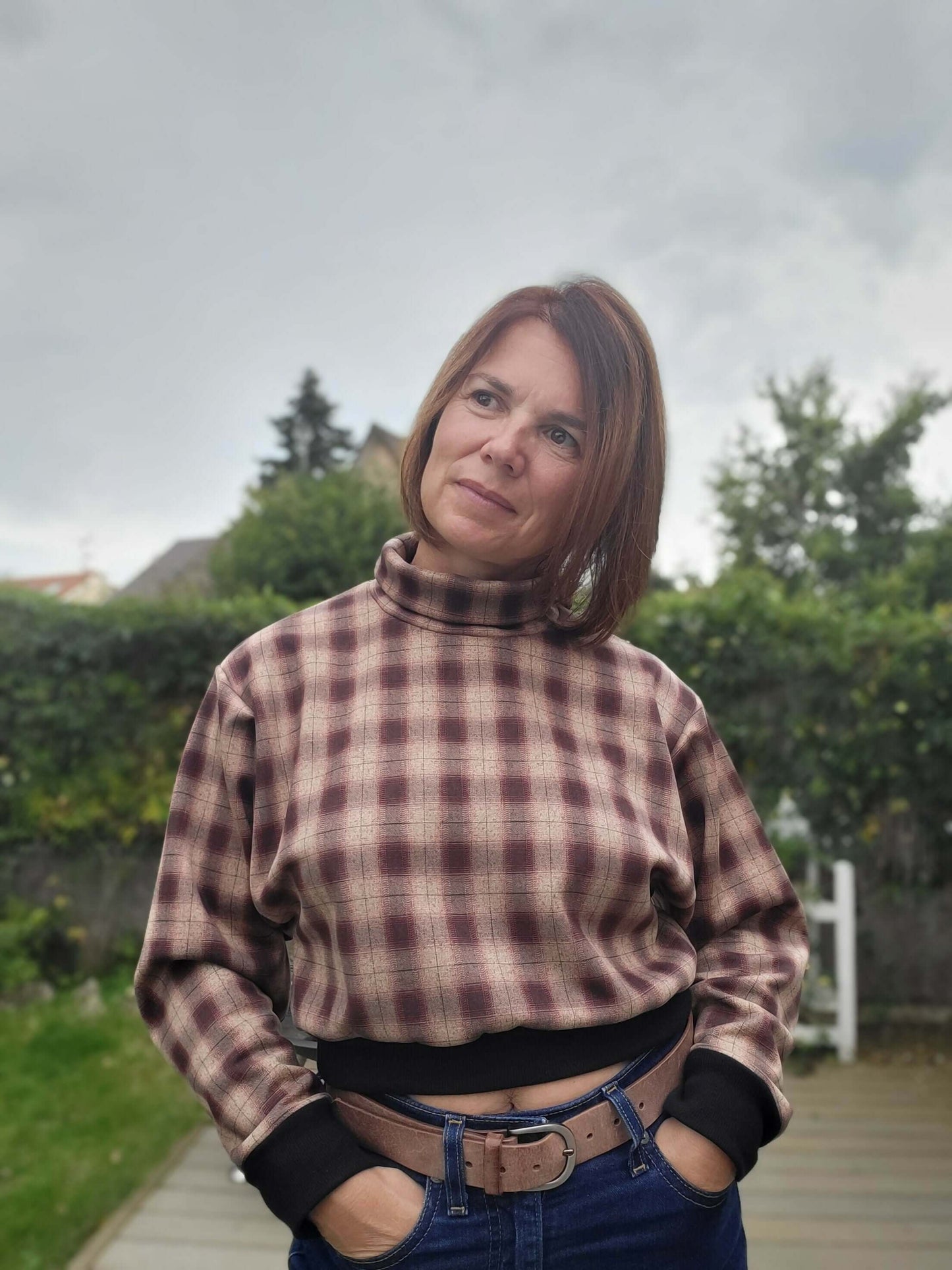 Femme portant un Pull CRYSTAL à carreaux, patron de couture pdf à télécharger, style manches chauve-souris, col bénitier.