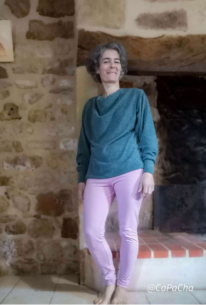 Modèle portant le Pull CRYSTAL, patron de couture pdf à télécharger, avec manches chauve-souris et col bénitier, intérieur cocooning.