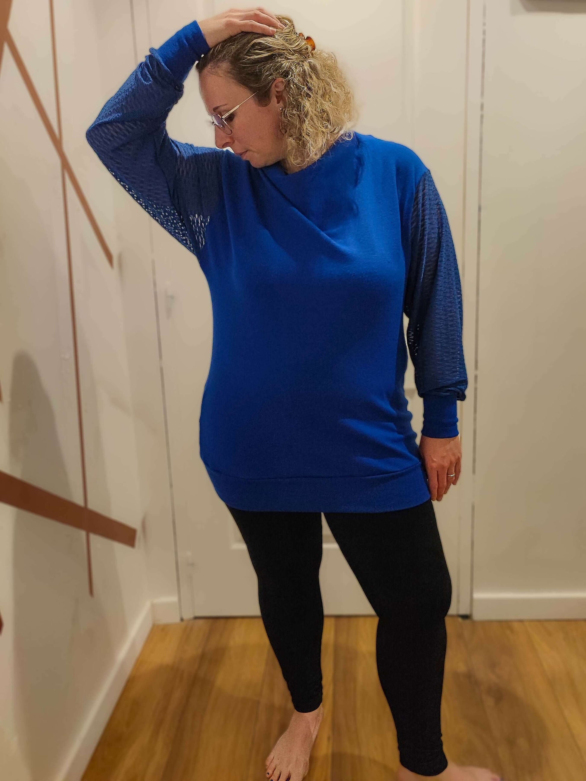 Femme portant le Pull CRYSTAL avec manches chauve-souris et col bénitier, exemple de patron de couture pdf à télécharger.