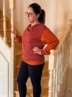 Femme portant le Pull CRYSTAL avec manches chauve-souris et col bénitier, patron de couture pdf à télécharger