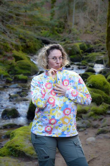 Personne portant un Pull TRUCK du XXS au 6XL floral, idéal pour patron de couture pdf à télécharger