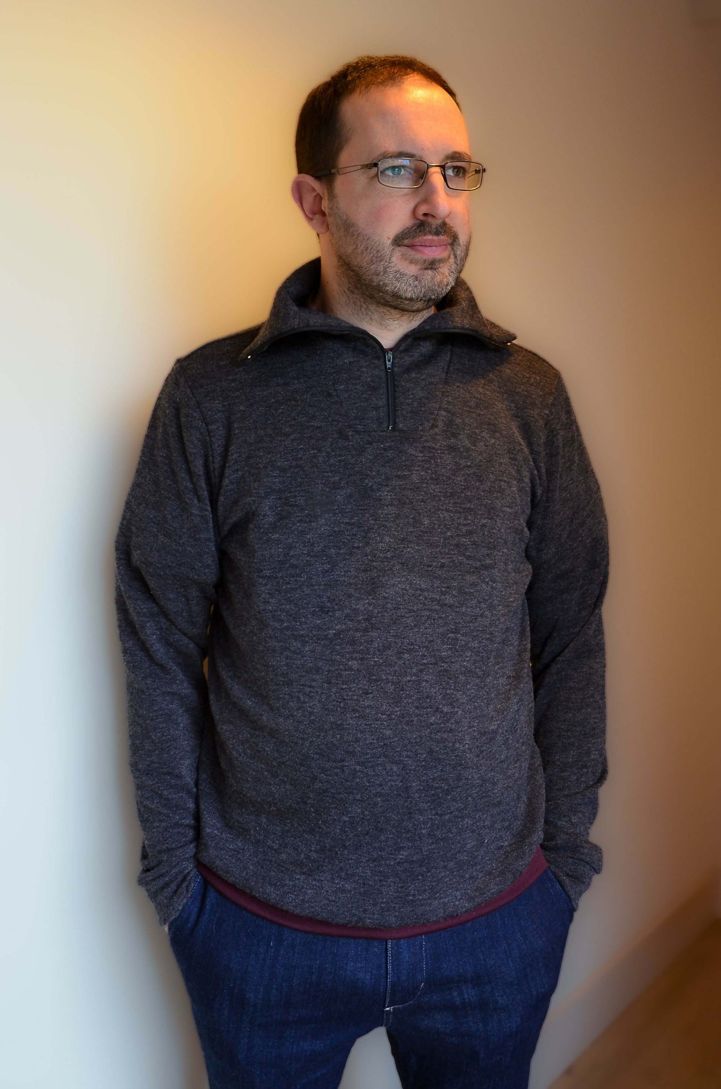 Homme portant le Pull TRUCK du XXS au 6XL, patron de couture pdf à télécharger, élégant et décontracté, idéal pour toutes saisons.