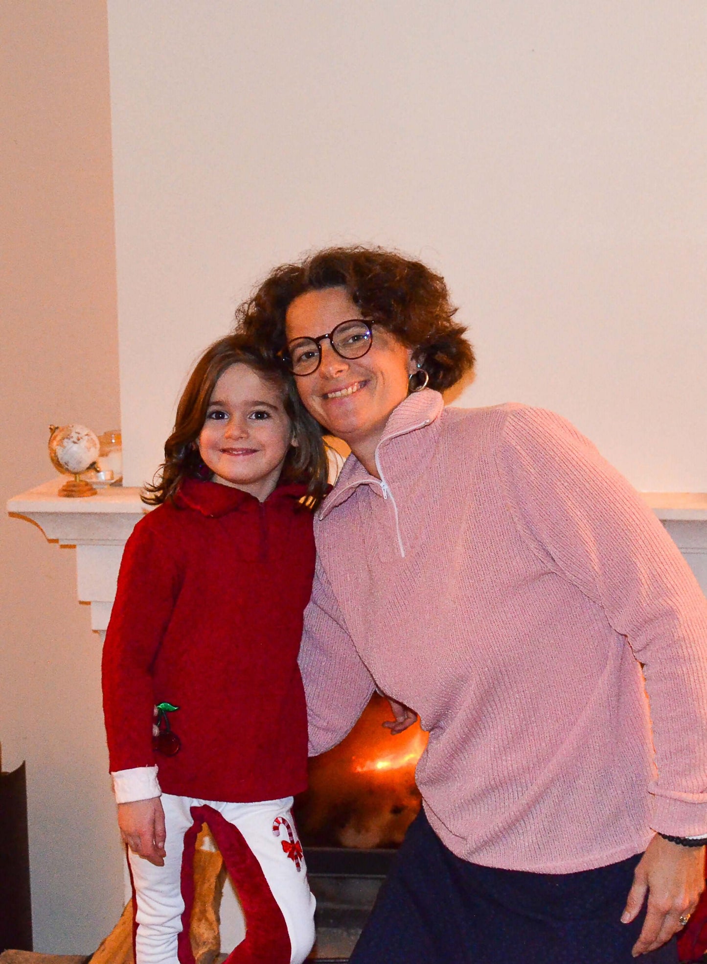 Une personne portant un Pull TRUCK du XXS au 6XL, réalisé à partir d'un patron de couture pdf à télécharger, avec une enfant souriante.