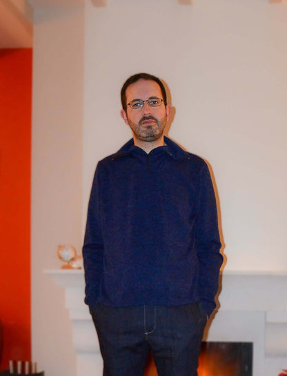 Homme portant le Pull TRUCK du XXS au 6XL devant une cheminée, patron de couture pdf à télécharger.