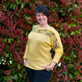 Pull femme avec empiècements, 34 au 56, 4 statures – Poivre et sel, patron de couture pdf à télécharger, femme portant un pull jaune
