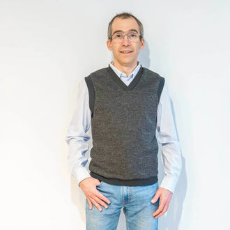 Pull sans manche homme, 44 au 58, 5 statures – Amande, patron de couture pdf à télécharger, modèle élégant avec encolure en V.