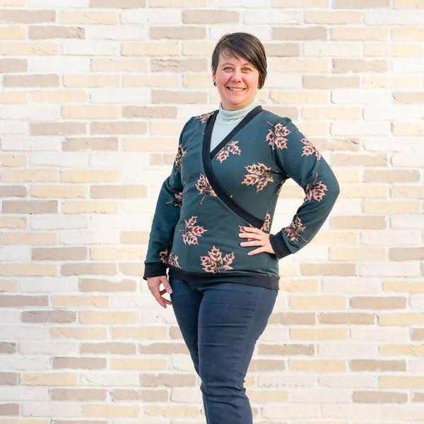 Femme portant un Pull sweat croisé, 34 au 56, 4 statures – Cannelle en jersey avec feuilles, patron de couture pdf à télécharger.