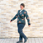 Femme portant le Pull sweat croisé, 34 au 56, 4 statures – Cannelle, patron de couture pdf à télécharger, devant croisé élégant.