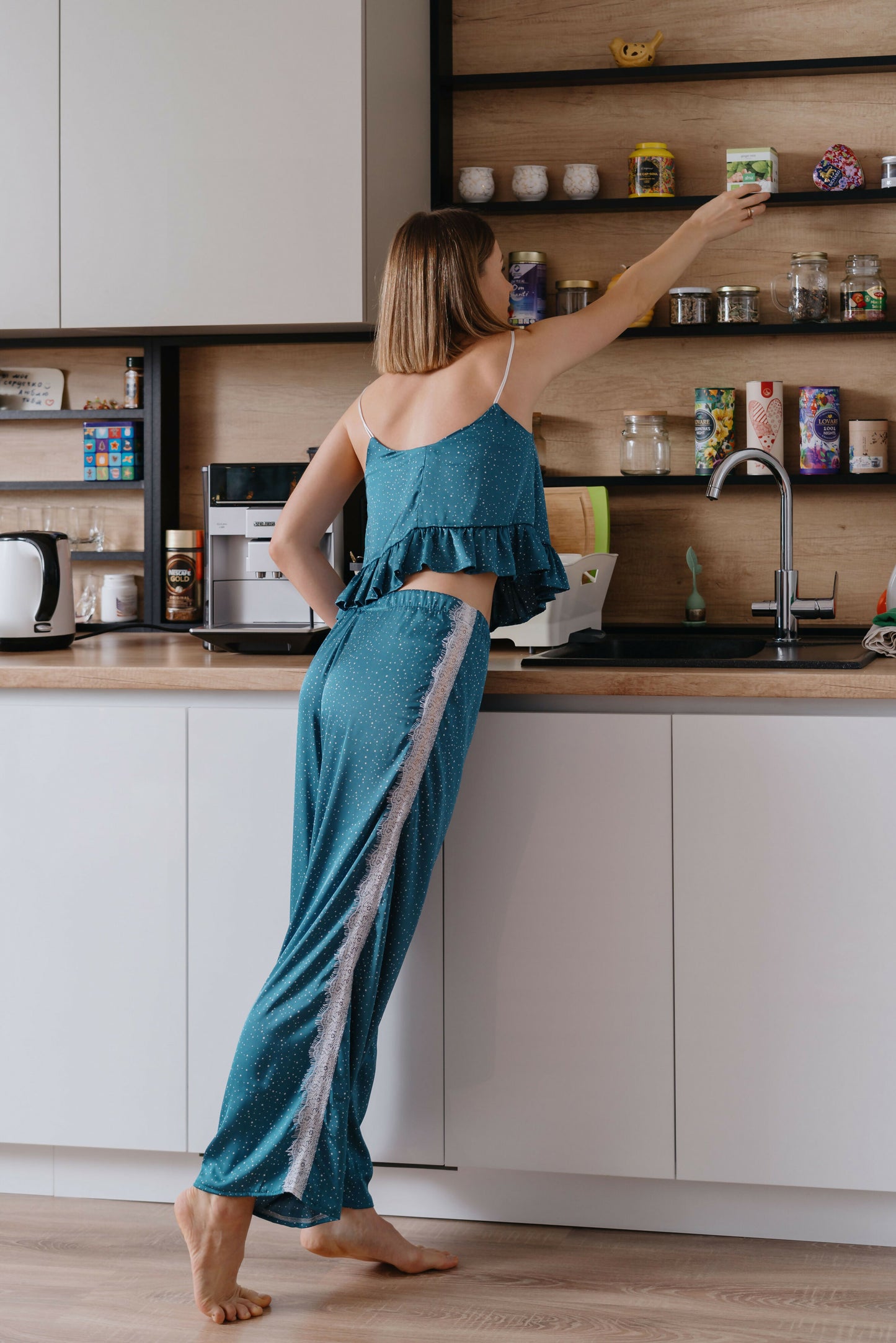 Pyjama - XS/L - FALL IN LOVE, patron de couture PDF à télécharger, femme portant un pyjama bleu dans une cuisine.