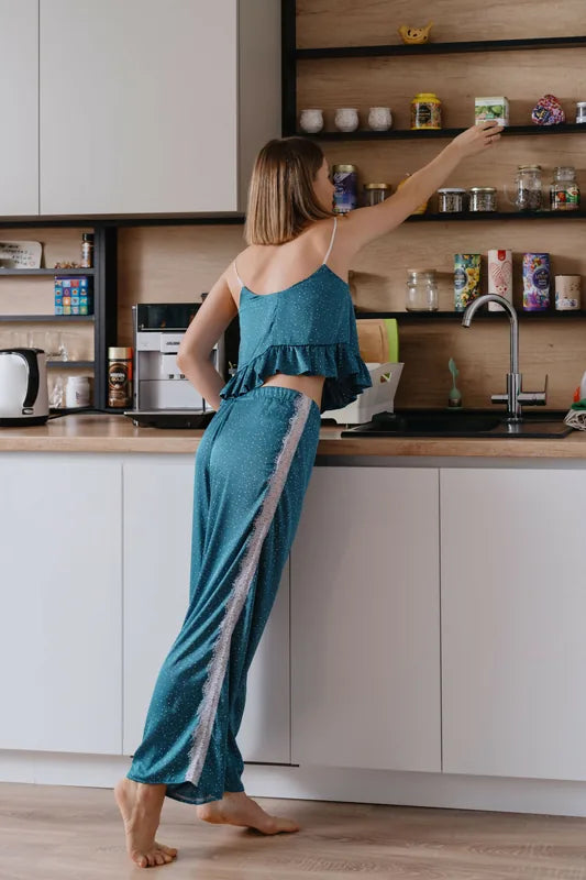 Pyjama - XS/L - FALL IN LOVE, patron de couture PDF à télécharger, femme portant un pyjama bleu dans une cuisine.