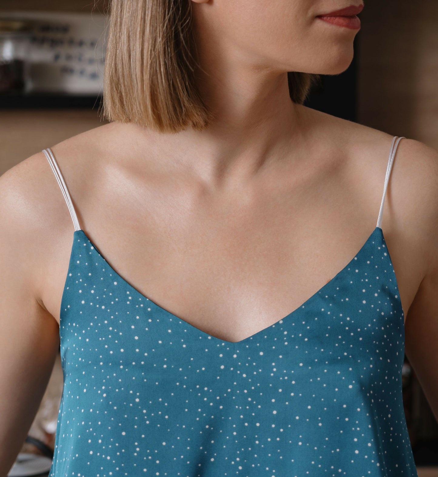 Femme portant un haut bleu à bretelles avec motif étoilé, produit Pyjama - XS/L - FALL IN LOVE, patron de couture pdf à télécharger.