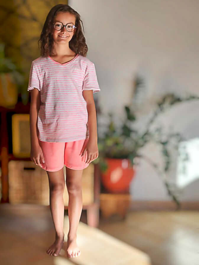 Enfant portant un pyjama Pyjama/Pyjamshort DIABOLO MENTHE, patron de couture pdf à télécharger, idéal pour toutes saisons.