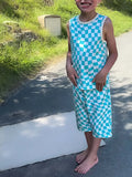 Enfant portant un Pyjama/Pyjamshort DIABOLO MENTHE, patron de couture pdf à télécharger, débardeur à carreaux bleu et blanc.