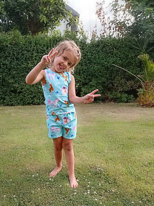 Enfant portant Pyjama/Pyjamshort DIABOLO MENTHE, patron de couture pdf à télécharger.