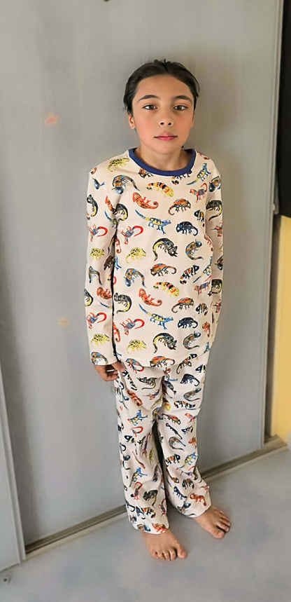 Enfant portant un Pyjama/Pyjamshort DIABOLO MENTHE coloré, motif animaux, patron de couture pdf à télécharger.