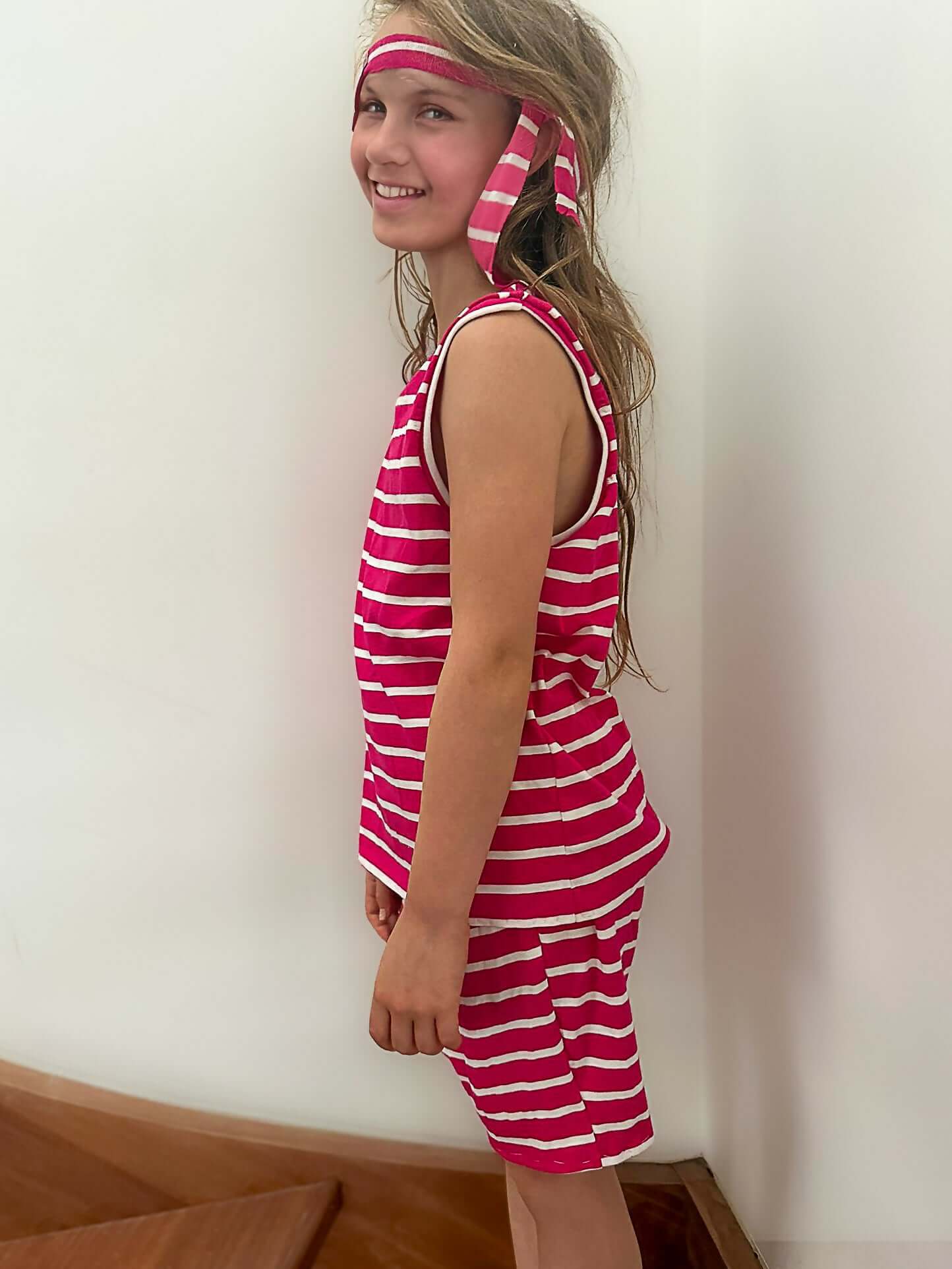 Enfant portant un ensemble Pyjama/Pyjamshort DIABOLO MENTHE rayé rouge et blanc, patron de couture pdf à télécharger.