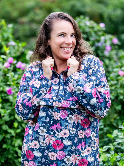 Modèle portant le QUETSCHE - Le coupe-vent à poche ventrale, patron de couture pdf à télécharger, dans un imprimé floral vibrant.