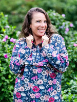 Modèle portant le QUETSCHE - Le coupe-vent à poche ventrale, patron de couture pdf à télécharger, dans un imprimé floral vibrant.