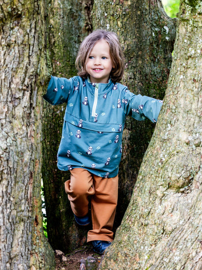 Enfant portant QUETSCHE - Le coupe-vent à poche ventrale, idéal pour toutes saisons. Patron de couture pdf à télécharger.