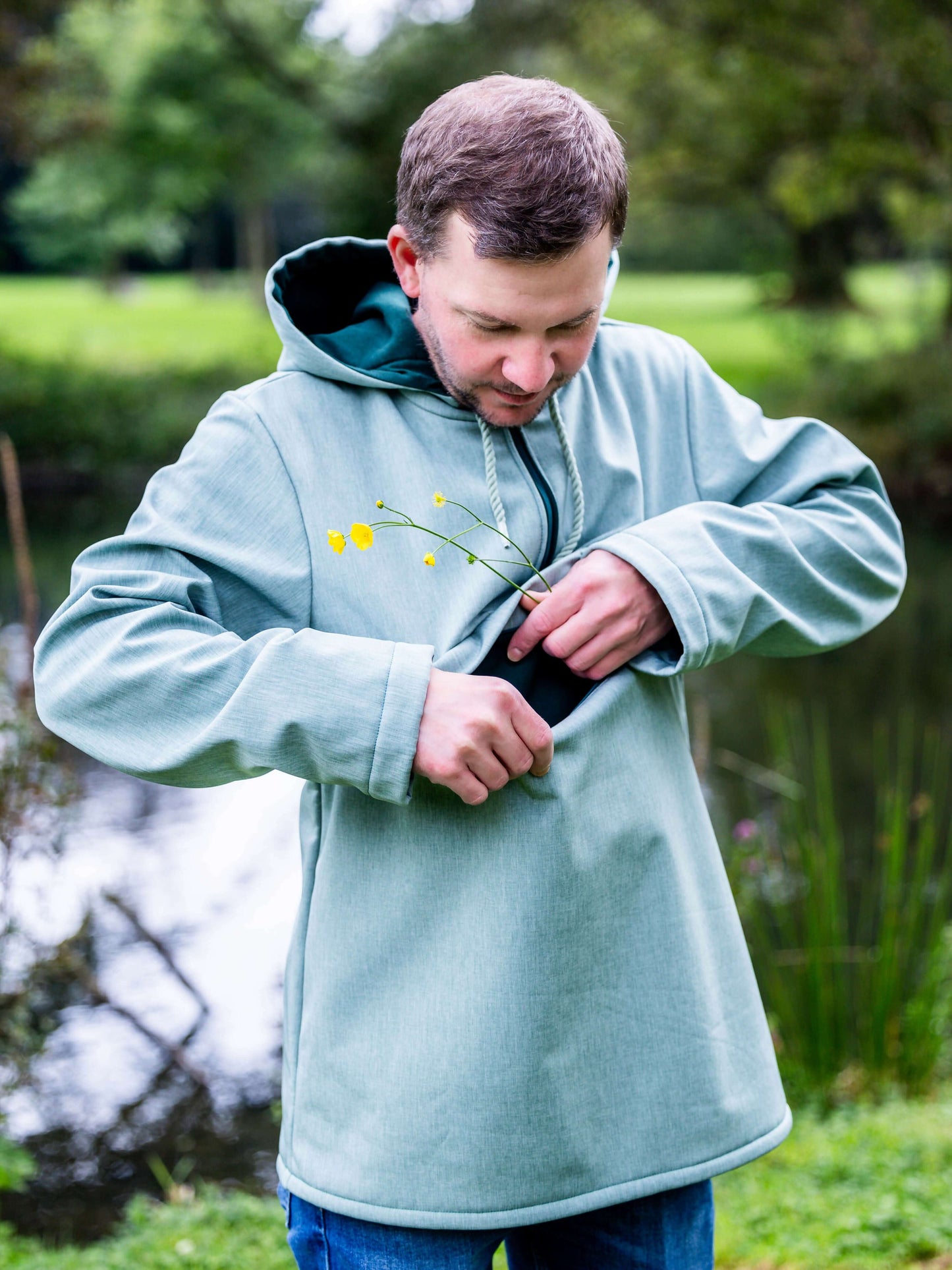 Homme portant QUETSCHE - Le coupe-vent à poche ventrale avec poche zippée, patron de couture pdf à télécharger.