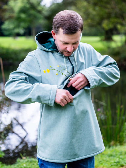 Homme portant QUETSCHE - Le coupe-vent à poche ventrale avec poche zippée, patron de couture pdf à télécharger.