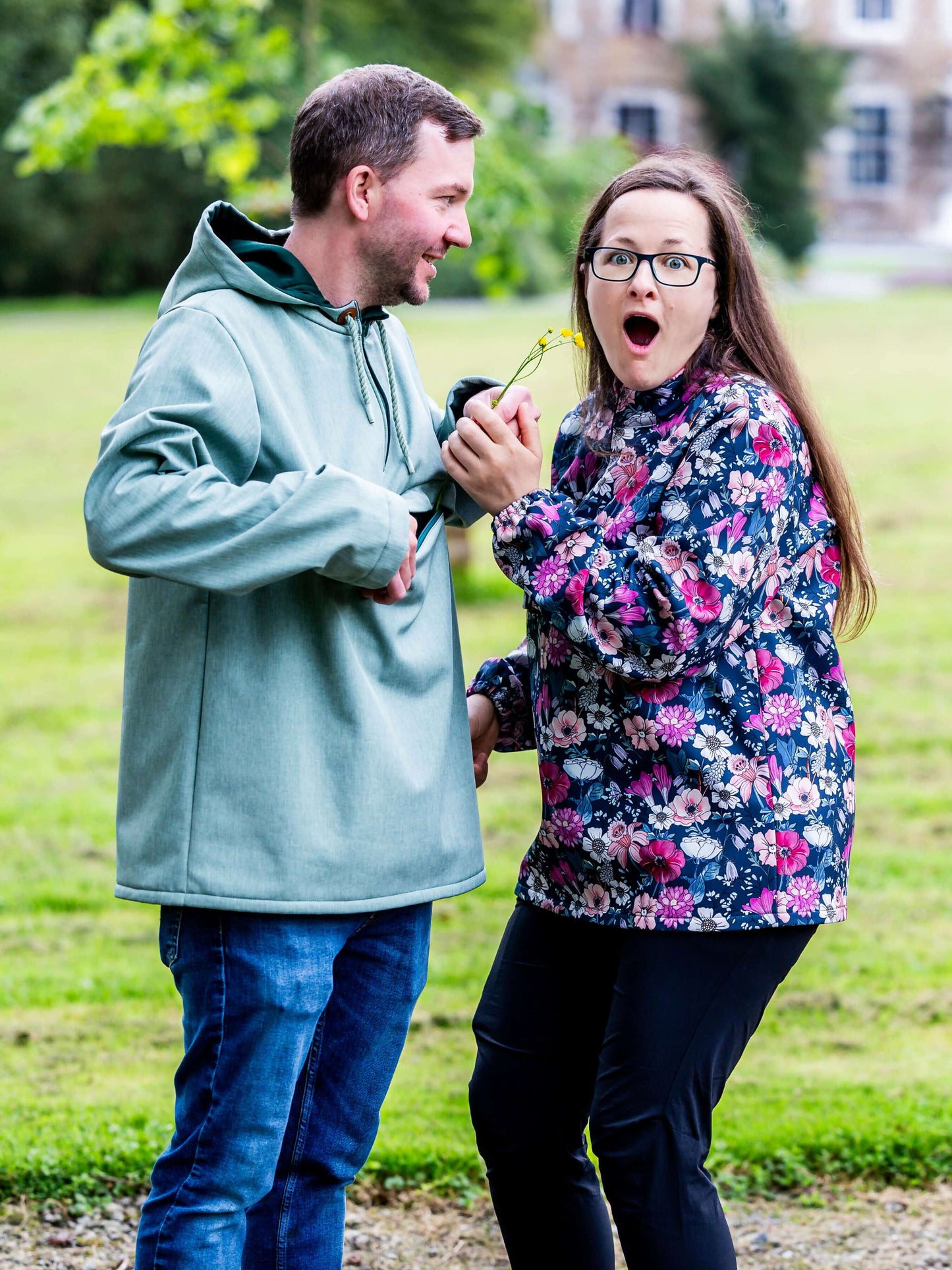 Deux personnes portant "QUETSCHE - Le coupe-vent à poche ventrale" en extérieur, montrant le patron de couture pdf à télécharger.