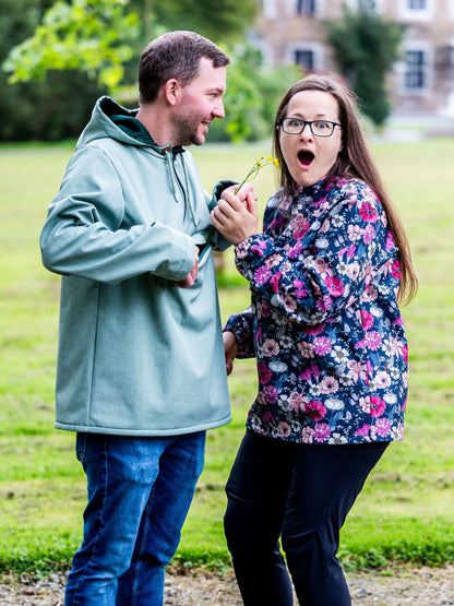Deux personnes portant "QUETSCHE - Le coupe-vent à poche ventrale" en extérieur, montrant le patron de couture pdf à télécharger.