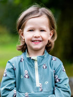 Enfant portant QUETSCHE - Le coupe-vent à poche ventrale, patron de couture pdf à télécharger, avec motif panda.