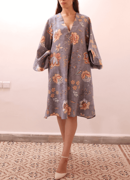 Femme portant la ROBE LILI- 15 tailles de 30à 58 EU avec manches longues bouffantes et col V, patron de couture pdf à télécharger.