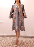 Femme portant la ROBE LILI- 15 tailles de 30à 58 EU avec manches longues bouffantes et col V, patron de couture pdf à télécharger.