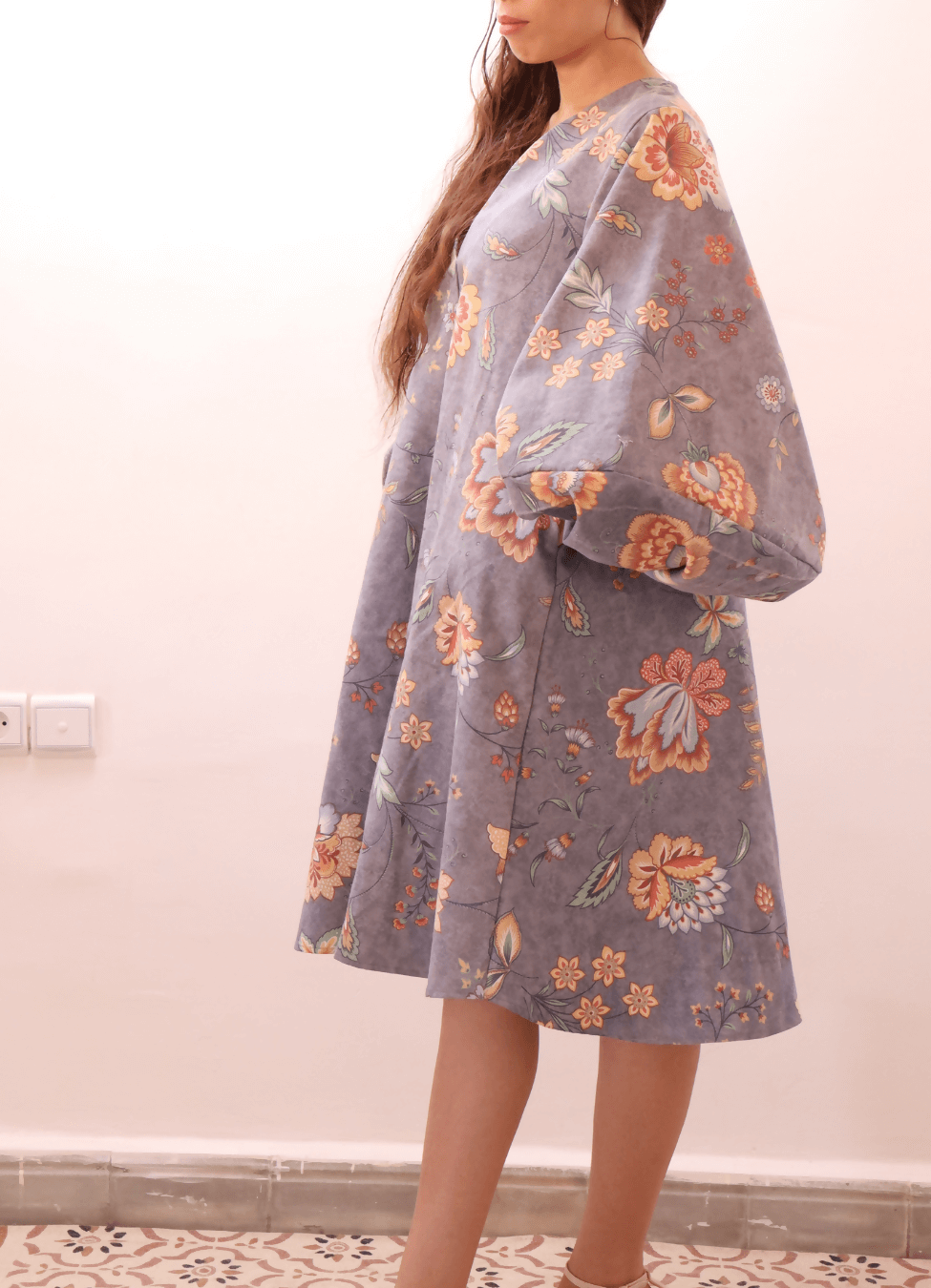 ROBE LILI- 15 tailles de 30à 58 EU, patron de couture pdf à télécharger, vue de côté montrant design élégant et manches longues bouffantes.