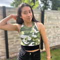 Femme portant un débardeur camouflage ROXANA, patron de couture pdf à télécharger, tailles 34 à 54, avec encolure ronde et dos nageur.