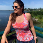 Femme portant un débardeur tie-dye, debout à l'extérieur. ROXANA - Débardeur pour femmes du 34 au 54, patron de couture pdf à télécharger.